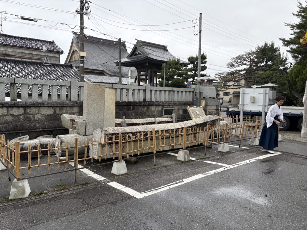 魚津神社　１９尺鳥居再建工事始まります